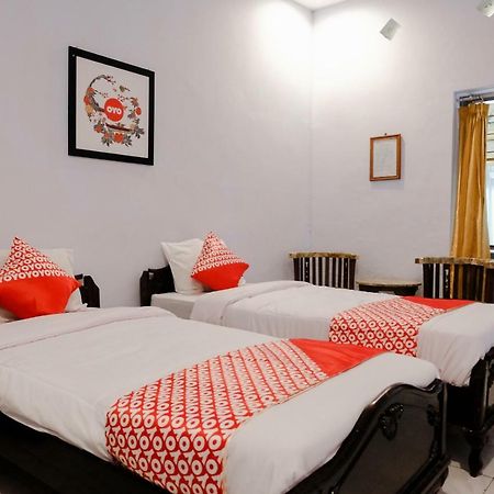Hotel Palem 1 Syariah Redpartner Malang Habitación foto